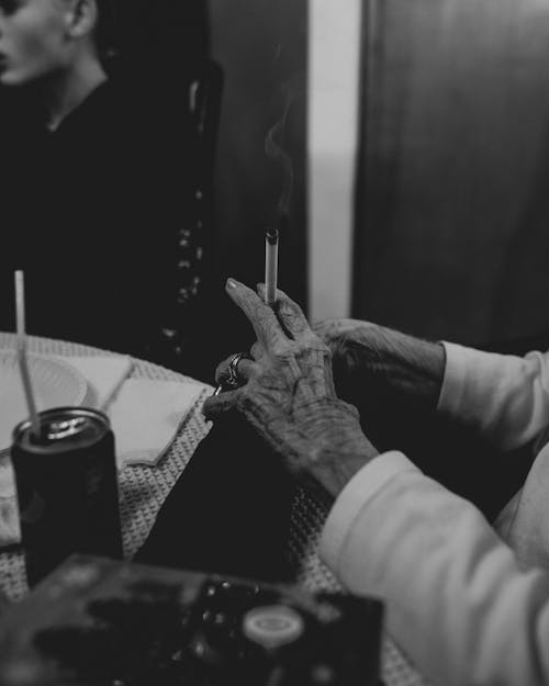 Бесплатное стоковое фото с бабушка руки, в помещении, Взрослый