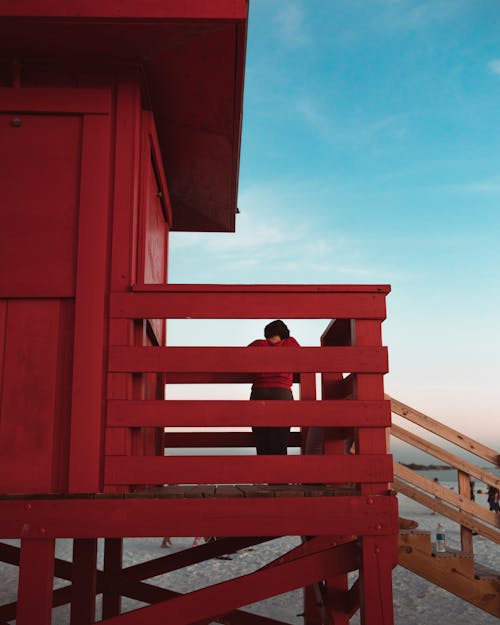 Foto stok gratis gedung merah, pantai, pos jaga kehidupan