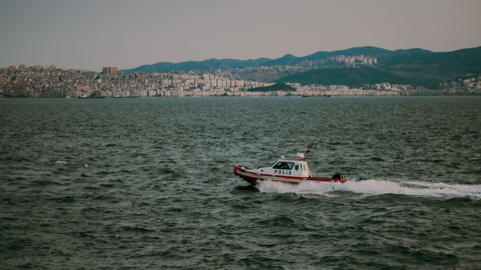 Polis ekipleri suda arama yapıyor