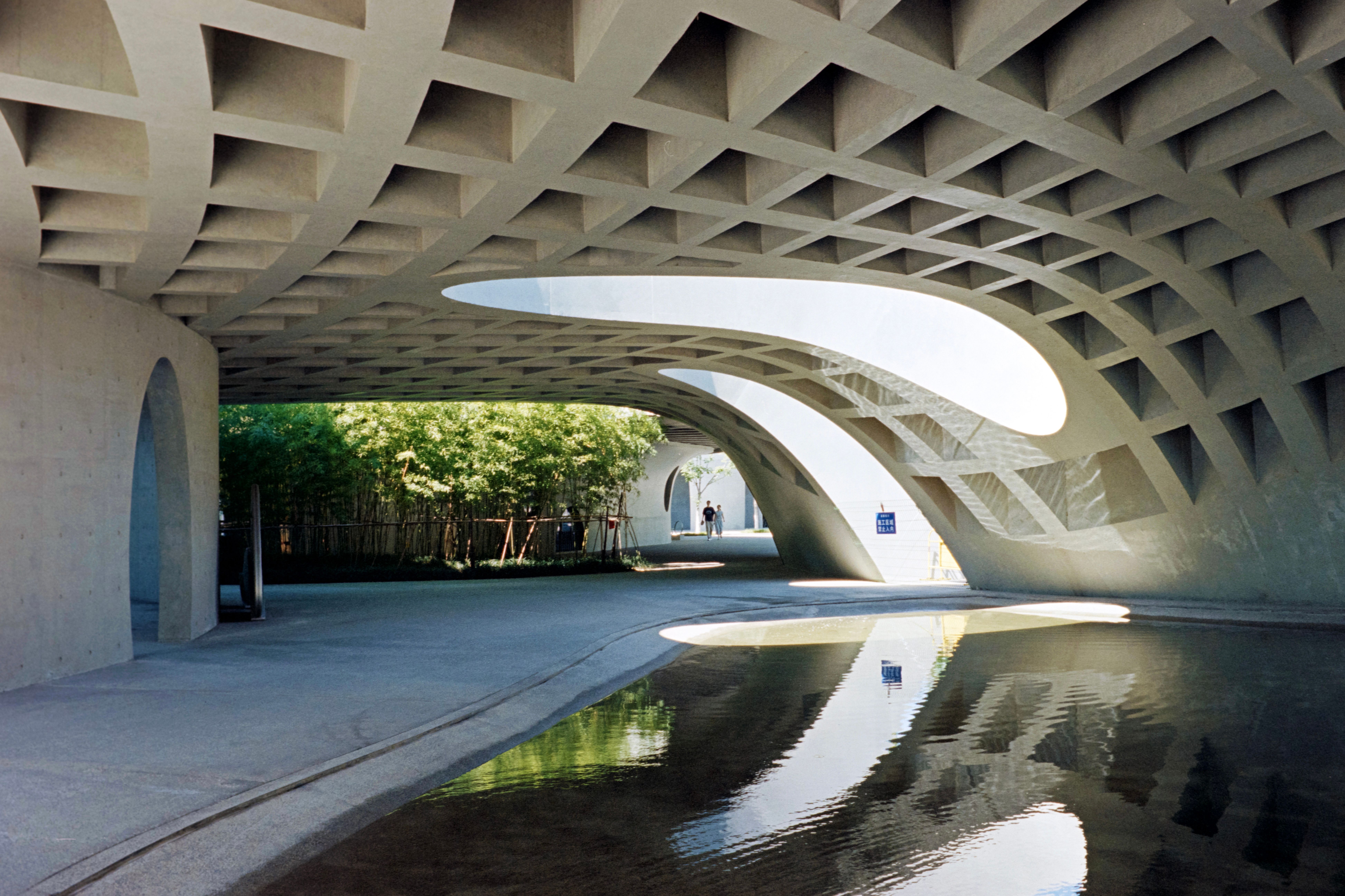 Modern Architectural Design with Fluid Curves · Free Stock Photo