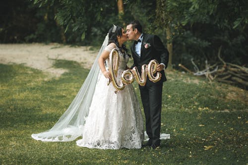 Gratis Immagine gratuita di abito da sposa, amore, baciando Foto a disposizione