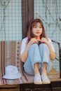 一位穿着休闲装的年轻女子正在户外享用西瓜