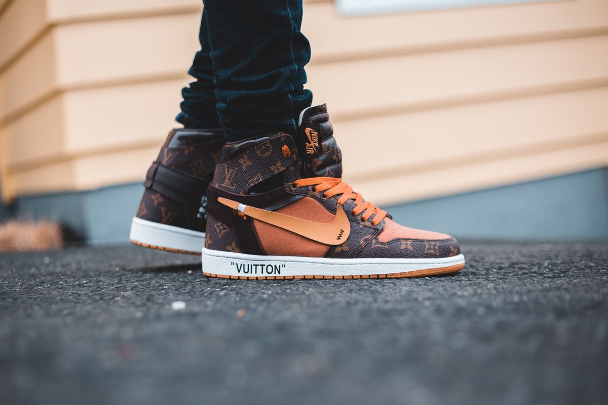Đám đông xếp hàng mua giày sneaker limited edition