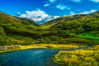 连绵起伏的丘陵、蜿蜒的道路和充满活力的夏日天空，构成了美丽的乡村景观