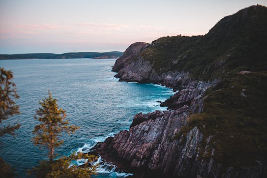 黄昏时分，崎岖的悬崖与壮丽的海浪景色，非常适合旅行和自然爱好者