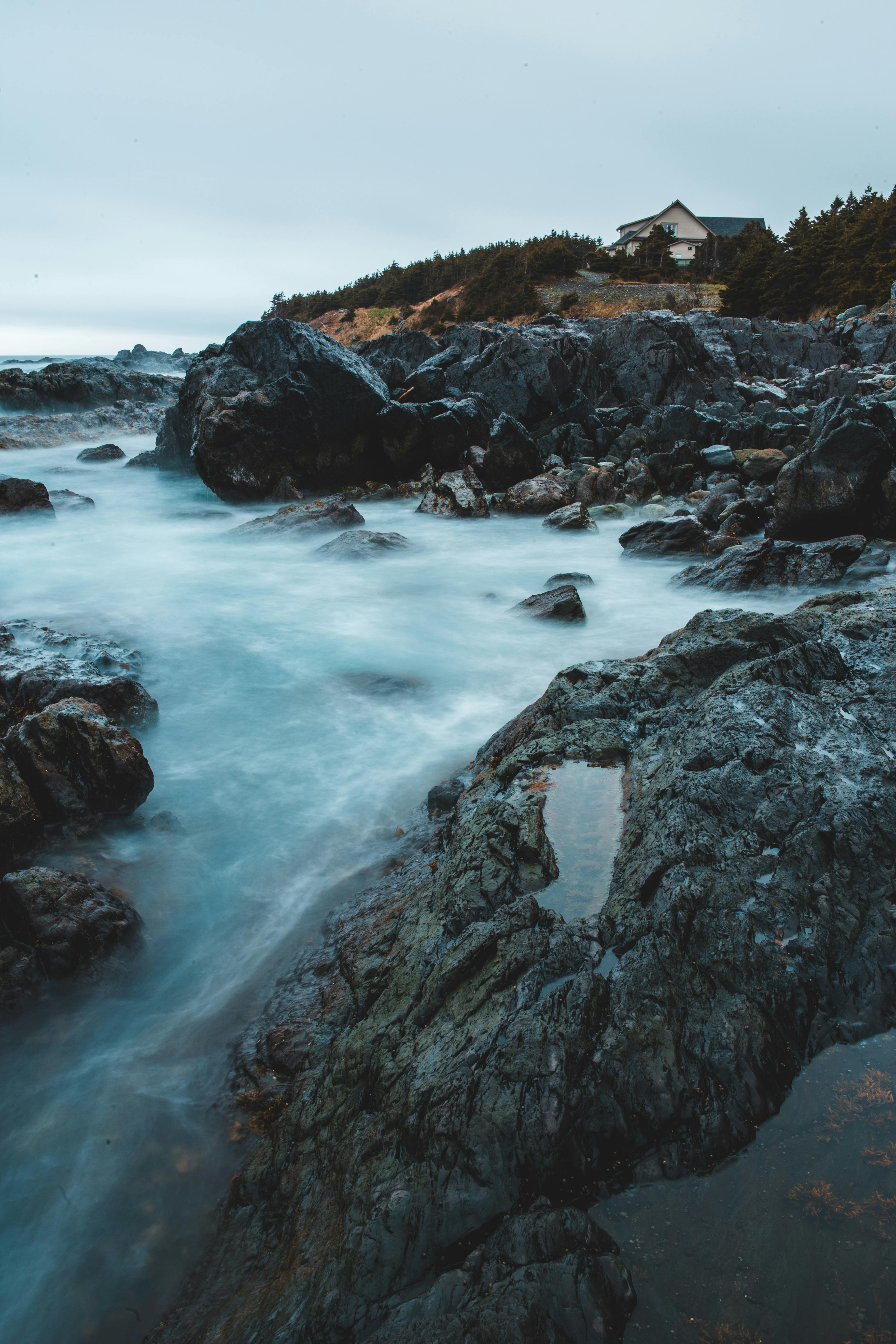 Costa Rocosa Con Montaña Rocosa En La Distancia · Fotos de stock gratuitas