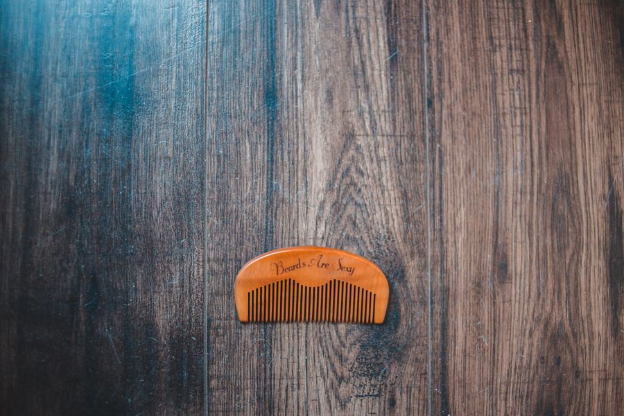 Pettine da barba in legno