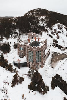 探索这座坐落于纽芬兰宁静冬季景观中、被积雪包裹的孤立城堡