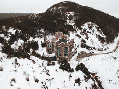从上方拍摄的纽芬兰一座历史悠久的城堡，周围覆盖着白雪