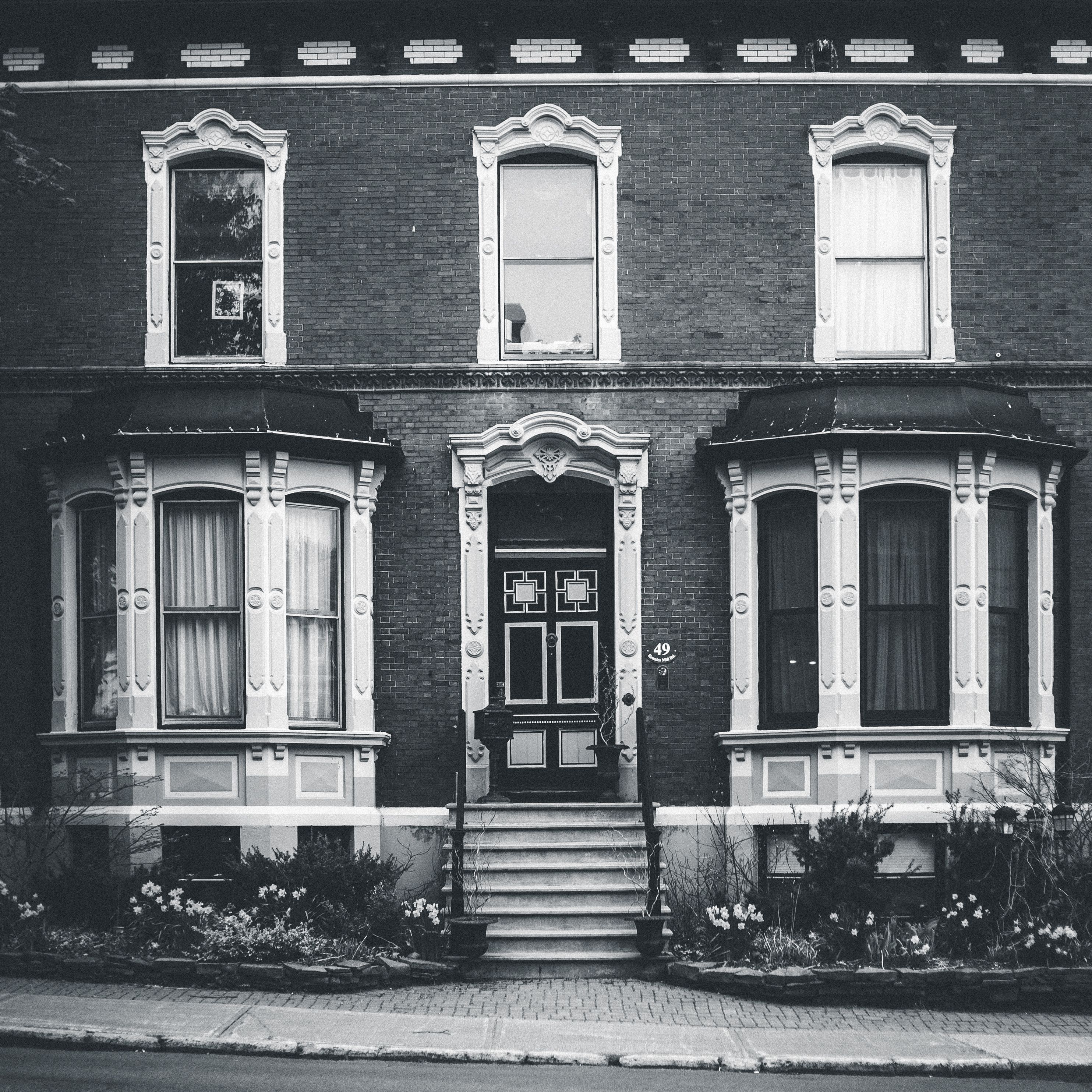 Senior Struggles: Navigating the Emotional Toll of Downsizing or Upsizing