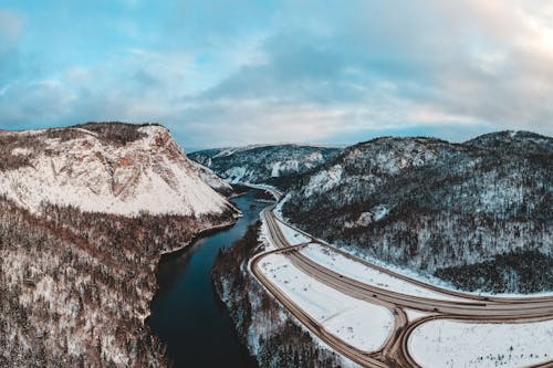 Foto d'estoc gratuïta de a l'aire lliure, aigua, carretera