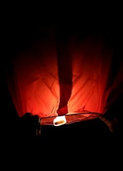 一盏灯笼被释放到夜空中的迷人画面，象征着希望与新的开始