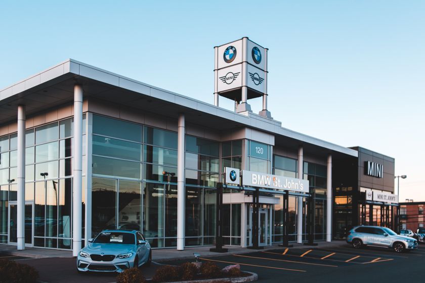 Ventajas y desventajas de comprar un coche en un concesionario oficial o en una compraventa