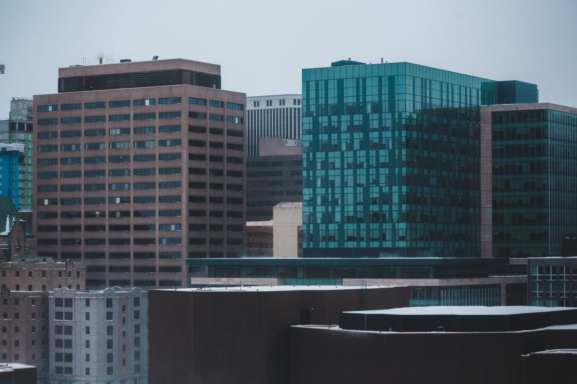 Blue and Gray High Rise Building · Free Stock Photo