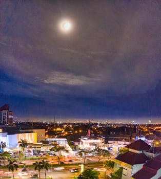 印度尼西亚万丹市的天际线夜景壮丽，以灯火通明的街道和皎洁的月亮为特色