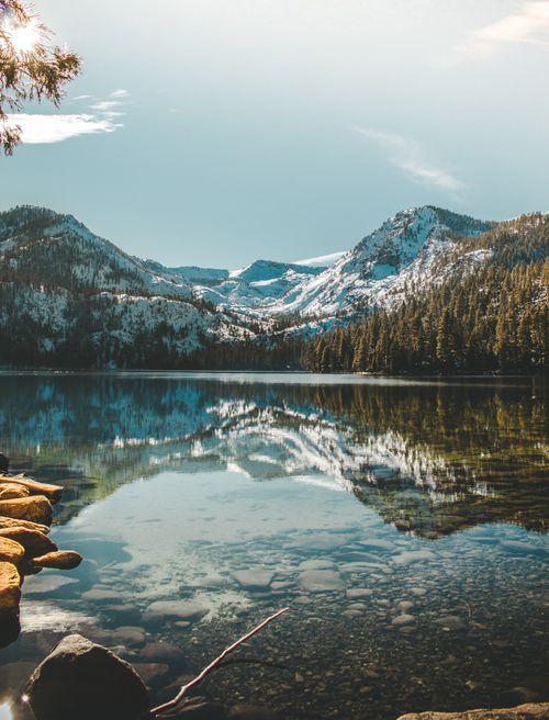 Free Peaceful view of snowy mountains reflecting in a tranquil lake in California. Stock Photo