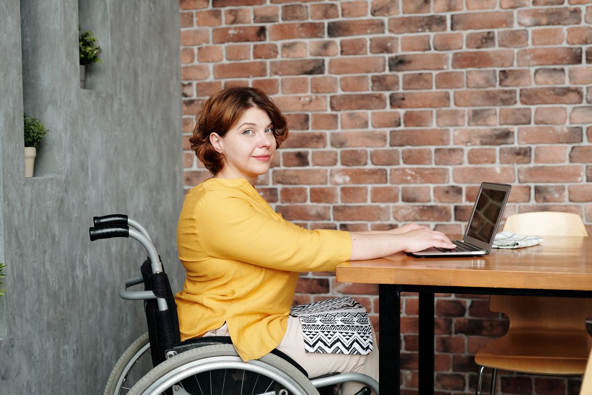 Personne en situation de handicap suivant une formation accessible sur son poste de travail