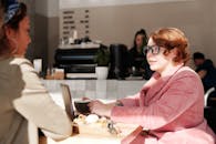 在明亮温馨的咖啡馆里，两名妇女正谈论着咖啡和小吃