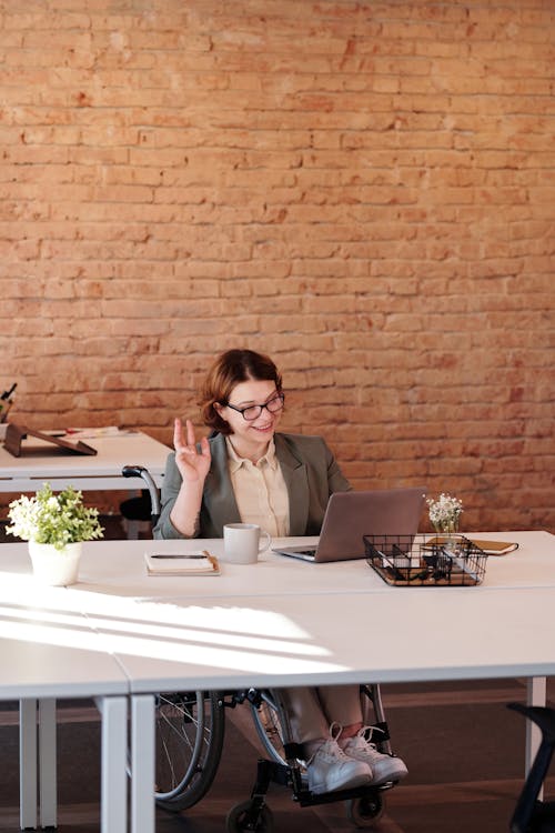 Free 使用笔记本电脑时微笑的女人 Stock Photo