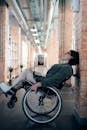 一位坐在轮椅上的女商人正在时尚的现代办公室走廊里休息