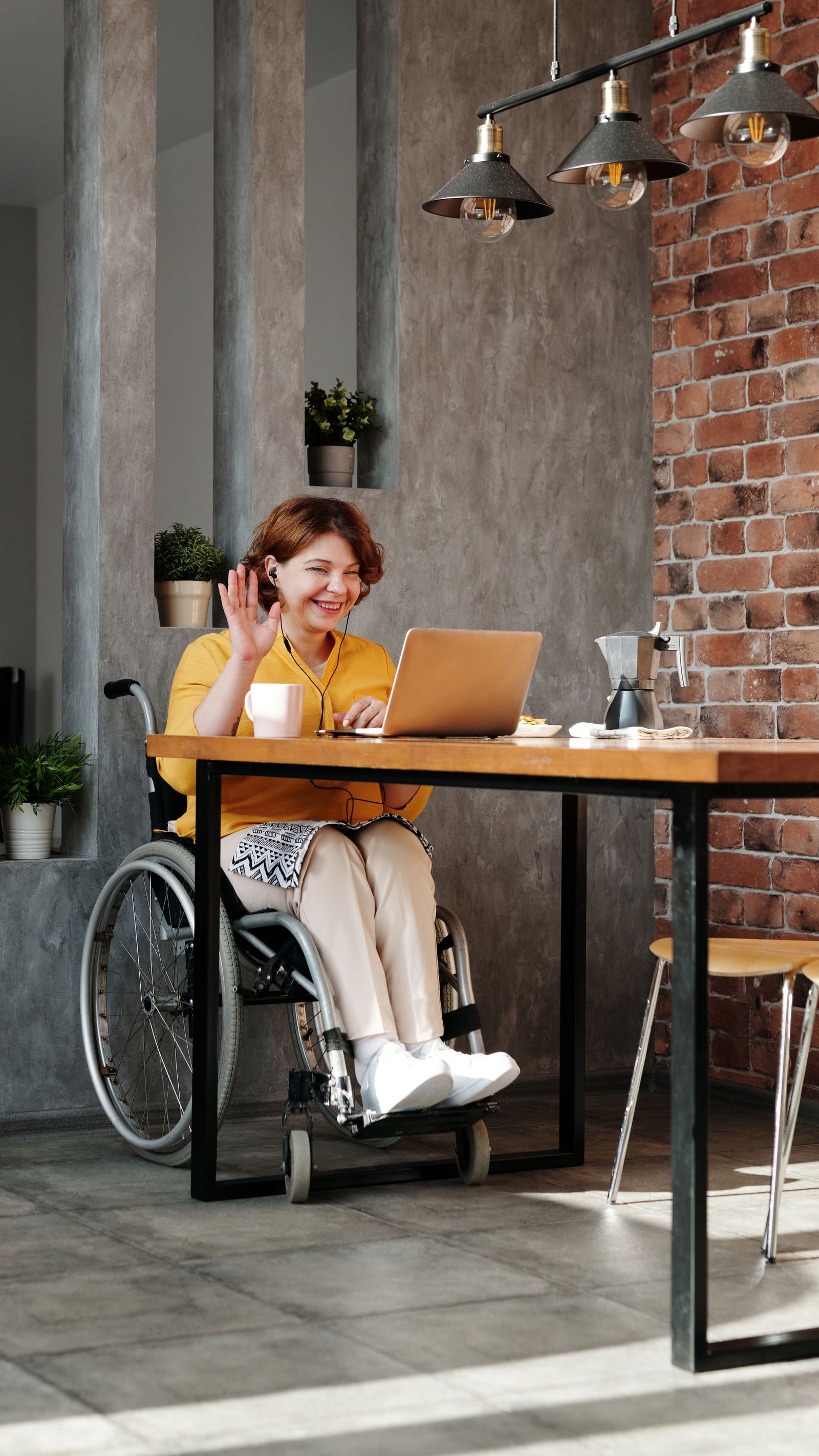 Hands working on a laptop keyboard, matching wrist brace selection for desk and shift work. Photo: Pexels.