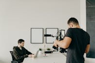 在时尚的家庭办公室环境中，一位摄影师捕捉到一位专注于笔记本电脑的专业人士