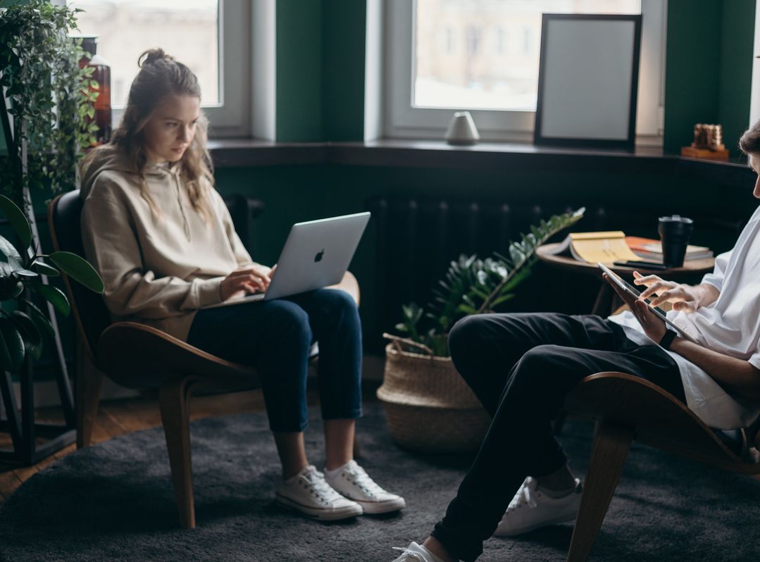 Online dating: starting a conversation on a niche platform