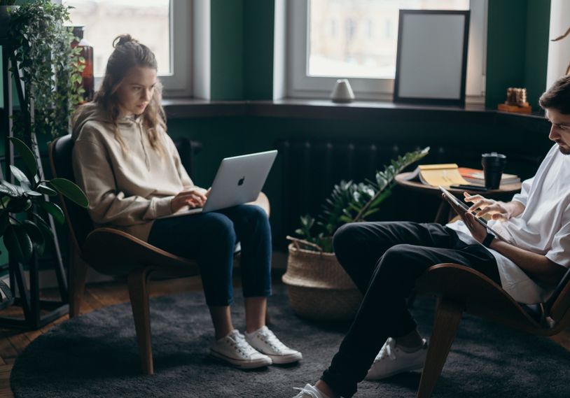 Online dating: starting a conversation on a niche platform