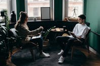 年轻的专业人士通过笔记本电脑在舒适的家庭办公环境中讨论项目