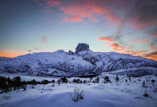 Montanha Coberta De Neve Durante A Golden Hour