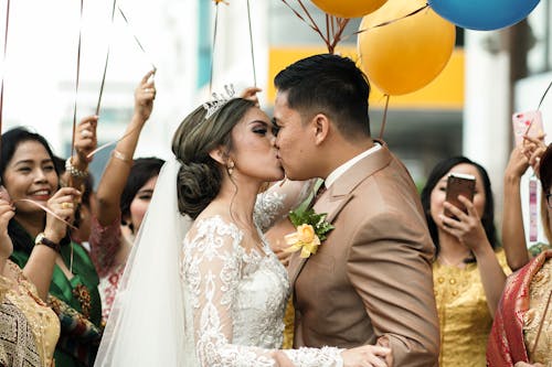 Darmowe zdjęcie z galerii z azjatycka para, balon ślubny, całowanie