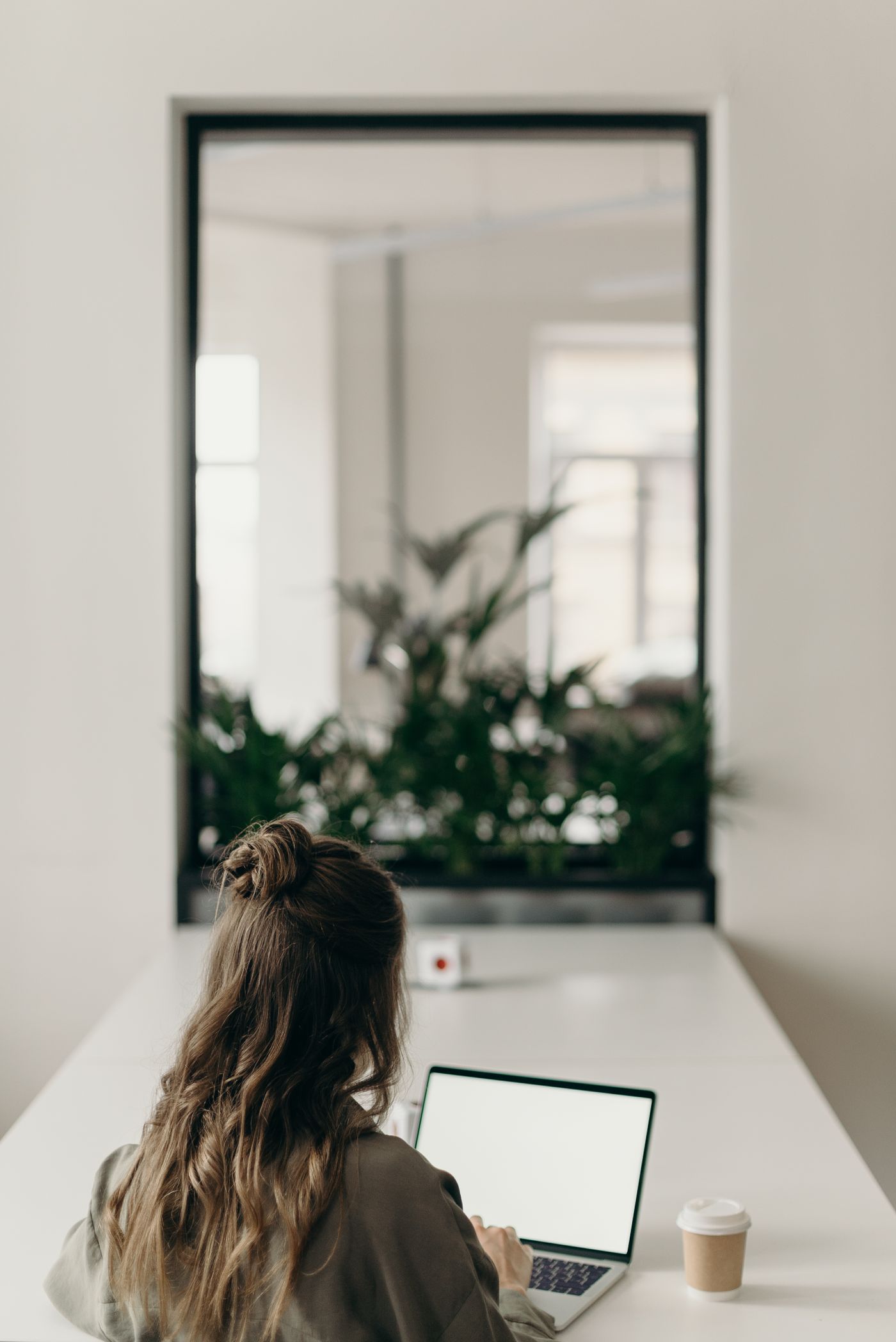 Persona utilizando ordenador en un entorno digital accesible e inclusivo