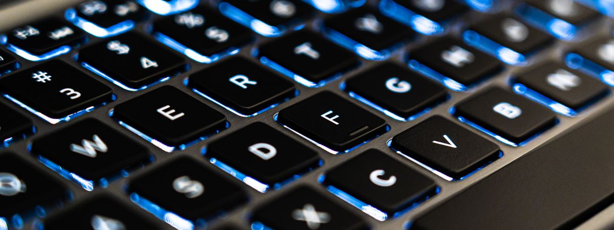 Teclado retroiluminado de un portátil