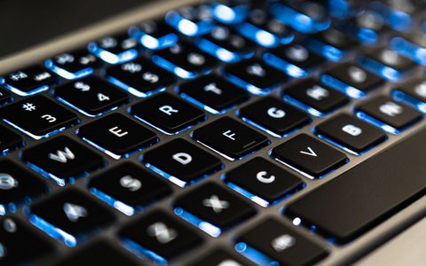 Teclado retroiluminado de un portátil
