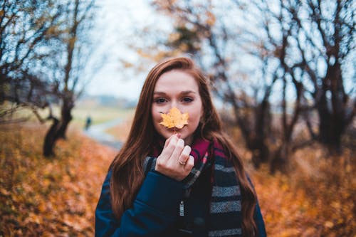 Photo De Femme Tenant Une Feuille D'érable