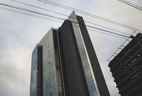 бесплатная Фото серого здания под низким углом Стоковое фото