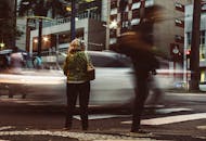 城市街道场景模糊，行人与车辆在运动中，展现城市的喧嚣