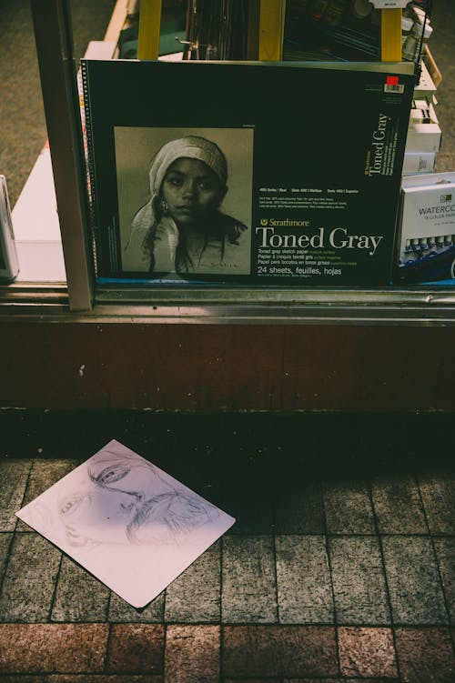 Dibujo A Lápiz En La Acera Pavimentada Cerca De La Ventana De La Tienda De Arte