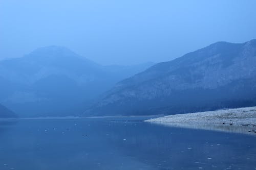 Darmowe zdjęcie z galerii z błękitne góry, niebieskie jezioro
