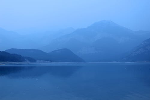Darmowe zdjęcie z galerii z błękitne góry, niebieskie jezioro