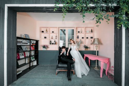 Free Elegant couple posing in a stylish indoor setting, perfect for wedding photography. Stock Photo