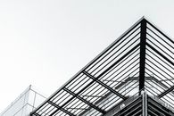 西班牙港一座现代建筑采用钢铁和玻璃设计，低角度镜头拍摄