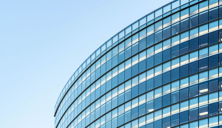 Façade d'immeuble de bureaux moderne