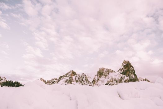 雪山宁静，云雾缭绕，氛围祥和