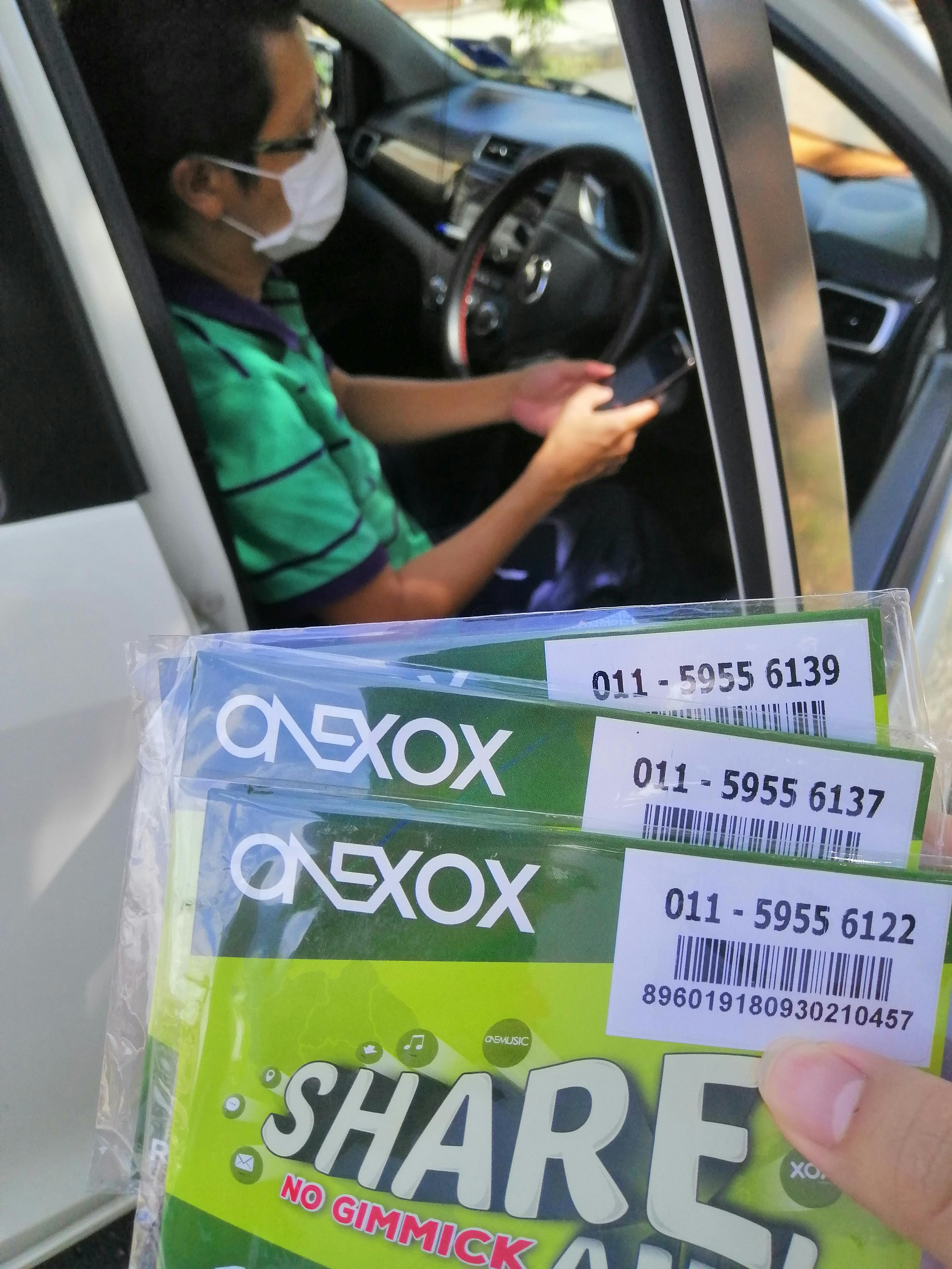 一个安静的房间里，手机被放在一边，人们在享受平静