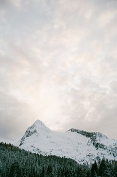 冬日天空宁静，白雪覆盖的山脉静谧，非常适合自然爱好者