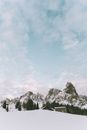 冬季山景宁静，白雪皑皑的山峰与静谧的天空相映，非常适合自然爱好者