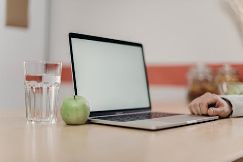 3C用品, MacBook, 一杯水 的 免費圖庫相片