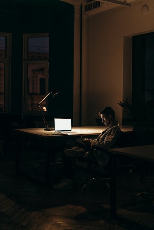 Foto profissional grátis de à noite, abajur, ambiente de trabalho