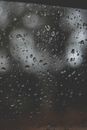 窗户上的雨滴营造出梦幻的散景效果，非常适合用作背景或纹理